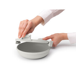 MAKE TAKE LIGHT GREY PLASTİK YEMEK TAŞIMA TABAĞI 1L - Brabantia (1)